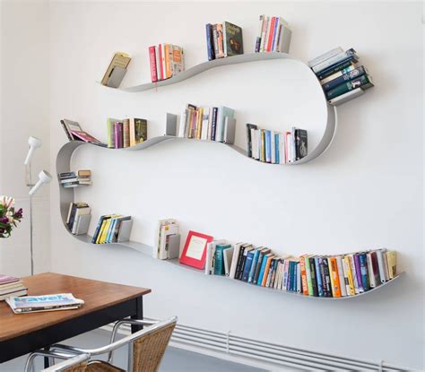 Beralihlah ke desain lemari buku minimalis yang menitikberatkan nilai asimetris yang estetik, seperti inspirasi di atas. 67 Model Kreatif Rak Dinding Minimalis untuk Interior Rumah - Rumahku Unik