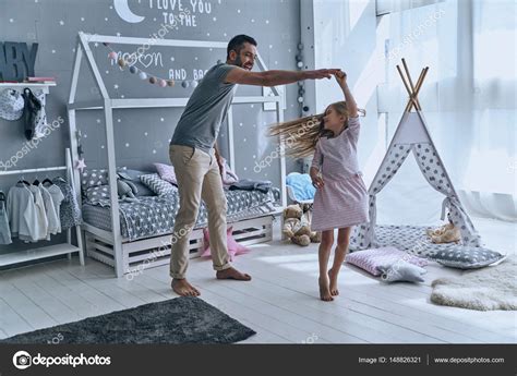 Padre E Hija Bailando En El Dormitorio — Foto De Stock