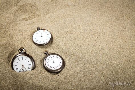 Trois montres à gousset rassemblée dans le sable dune plage wall