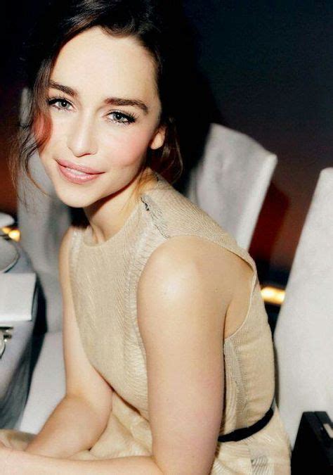 Emilia clarke's eyebrow game is strong. Emilia Clarke | Messy hair look, Celebrity eyebrows, Hair ...