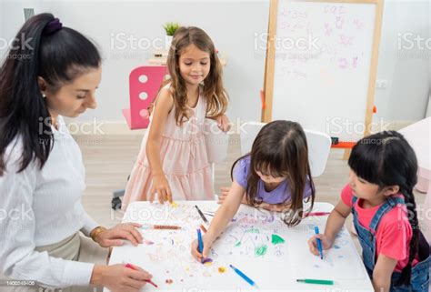 학교와 여름 코스로 돌아 가기 아이들이 그림을 그리고 색칠하는 유치원 교사 보육에 대한 스톡 사진 및 기타 이미지 보육