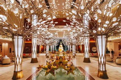 فندق ماندارين أورينتال جميرا دبي يكشف النقاب عن شجرة عيد الميلاد أورينتال جميرا