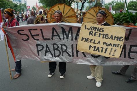 Rembang adalah tempat lahir batik tulis lasem yang menjadi komoditi perdagangan utama pada awal abad 19. Muhammadiyah Nilai Keberadaan Semen Rembang Sesuai UUD 1945 | Republika Online