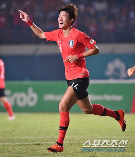 현재 프랑스 리그 1 의 보르도 와 대한민국 축구 국가대표팀 선수이다. 한국 바레인'인맥 선발 논란' 황의조 해트트릭, 전반 5-0 ...