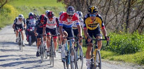 Mathieu van der poel had zich zijn eerste deelname aan de strade bianche wellicht anders voorgesteld. Van der Poel, Alaphilippe en Bernal schudden wielerwereld ...