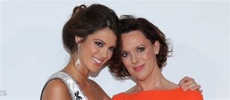 Latest photos of iris mittenaere | the miss universe organization is a community where young women from all around the world and all walks of life come together. PHOTO - Iris Mittenaere en voyage à Dubai avec sa mère ...