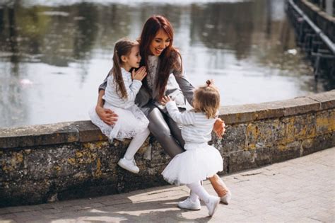 Madre Con Dos Hijas Foto Gratis