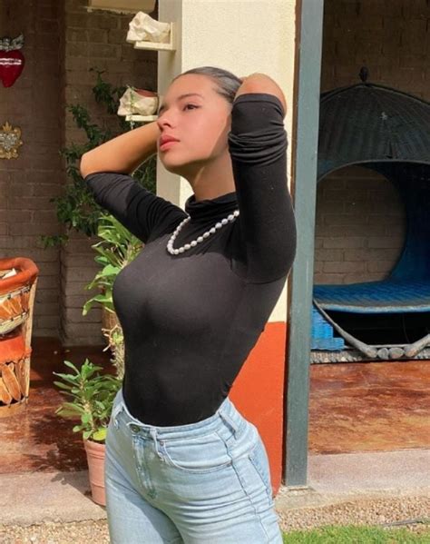 Body jeans la combinación que eligió Ángela Aguilar en Instagram y