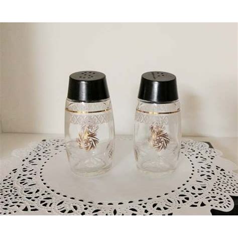 Grand choix de salières et poivrières originales chez jardindeco ! Salière et poivrière rétro en verre doré et noir