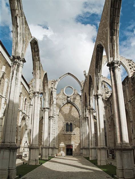 Esta coincidência também lembra do sismo de lisboa, um terremoto que assolou lisboa em 1755 no dia de todos os santos. "Et Lux in tenebris lucet" (Jn 1, 5): EL TERREMOTO DE ...