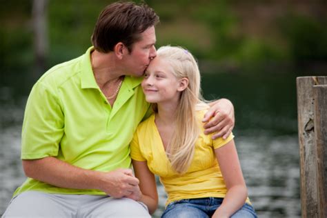 Ayah Mencium Putrinya Foto Stok Unduh Gambar Sekarang Gadis Remaja Rambut Pirang 14 15