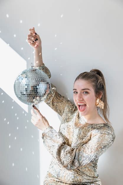 Concept De Fête De Nouvel An Avec Fille Tenant Une Boule Disco Photo Gratuite