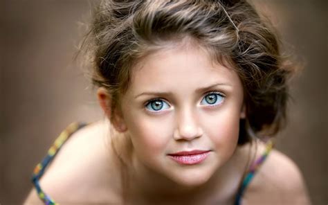 Download Wallpaper For 1366x768 Resolution Cute Little Girl Portrait