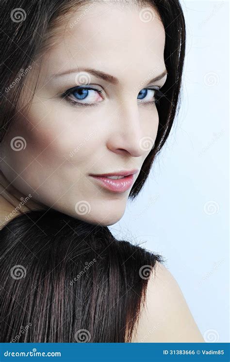 belle brune de fille avec de longs cheveux photo stock image du masque foncé 31383666
