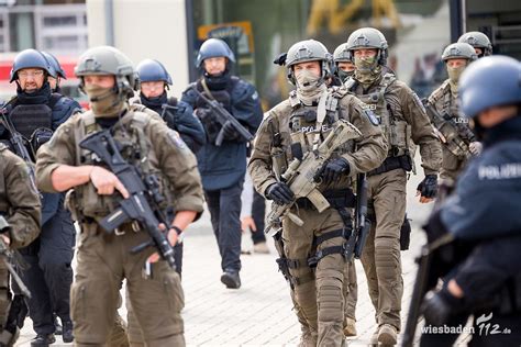 Die eliteeinheit gsg 9 hat am frühen morgen fünf mutmaßliche rechtsterroristen im sächsischen freital gefasst. SEK Frankfurt übt terroristische Bedrohung während ...