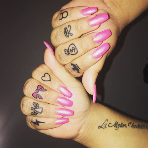 See more ideas about finger henna, mehndi designs, henna. Pin by KiaraAlexxis🔌 on Tattoo | Henna finger tattoo ...