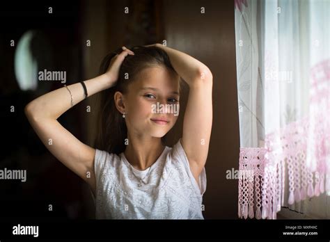 Süße 10 Jährige Mädchen Für Die Kamera Auf Den Tisch Stellen