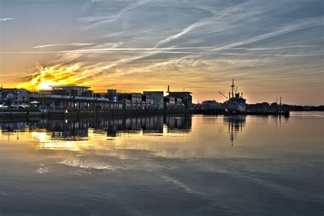 Sonnenuntergang im Stadthafen von Rostock Foto & Bild ...