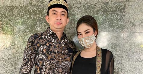 Unggah Foto Mesra Bareng Suami Teks Bikinan Ayu Dewi Jadi Sorotan