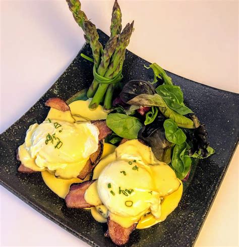 Simple Bacon Eggs Benedict With Asparagus Platein28