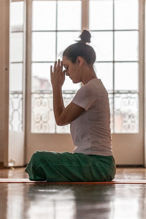 Side View Of A Woman In Meditation Del Colaborador De Stocksy Mosuno Stocksy