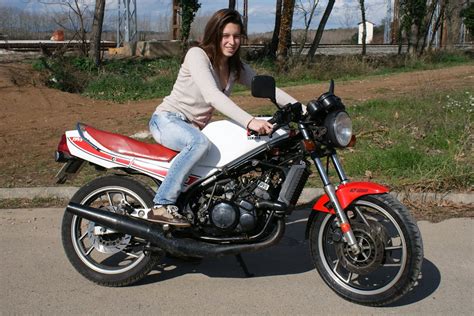 Compared to the yamaha rd350b that made 39 crankshaft bhp, the 'high torque' version made 30.5 bhp (22.7 kw) and the later 'low torque' made only 27 bhp (20 kw), the engine being detuned in the quest for better fuel economy. Blog de motor família Figueras Flaçà: YAMAHA RD 350 JAPONESA