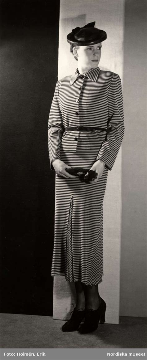 Dammode ca 1935 1940 Modell i tvärrandig klänning och hatt Foto