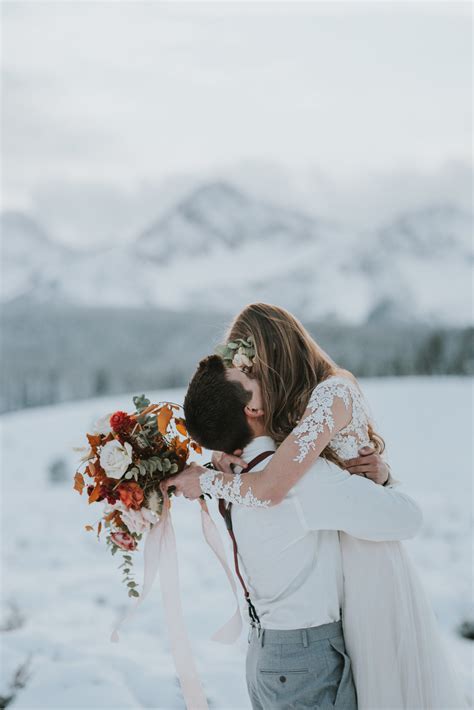 25 Snowy Wedding Photo Ideas To Steal For Your Winter Wedding Brides