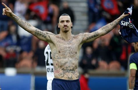 Negli ultimi giorni, il nome del capitano del real madrid, dal 30 giugno svincolato. Tätowierte Superstars: Lionel Messi, Zlatan Ibrahimovic ...