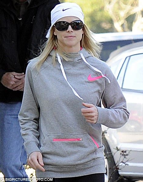 Tiger Woods S Wife Elin Nordegren Shows Support For Husband By Wearing Nike Daily Mail Online