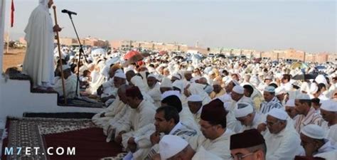 من سنن صلاة العيد، أن تقام الصلاة في مكان مكشوف أو ساحة واسعة لاحتواء أكبر قدر من المصلين، وعدد ركعاتها هي ركعتان دون أذان أو إقامة ولا سنن قبلها ولا بعدها، وهي كالآتي: كيفية صلاة العيد بالتفصيل