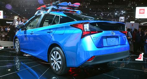 The 2019 toyota prius gets a minor refresh with one major change: 2019 Toyota Prius Facelift Brings Optional AWD For The First Time | Carscoops