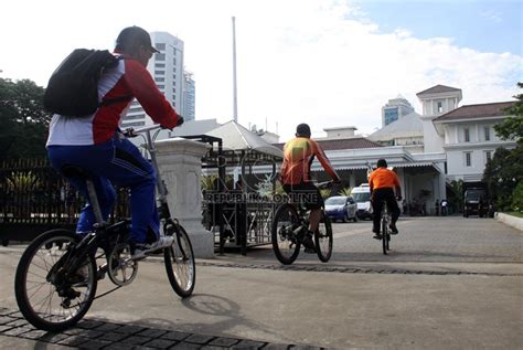 Pns Dki Ke Kantor Naik Bajaj Dan Sepeda Republika Online