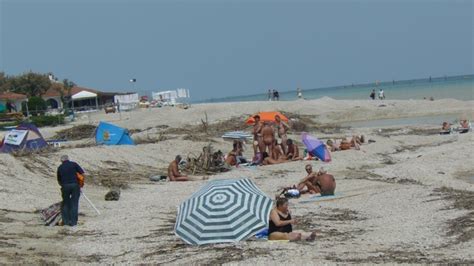 Dai Nudisti Una Proposta Una Spiaggia Naturista A Cesano Porterebbe Turismo