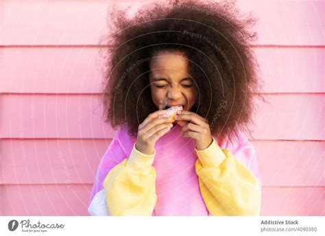 Junges Mädchen Isst Donuts Mit Vergnügen Ein Lizenzfreies Stock Foto Von Photocase