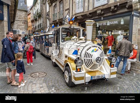 Touristenzug In Der Altstadt Von Vannes Bretagne Frankreich Tourist