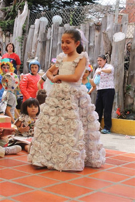 un lindo vestido de novia vestido con material reciclado vestido reciclado vestido de reciclaje