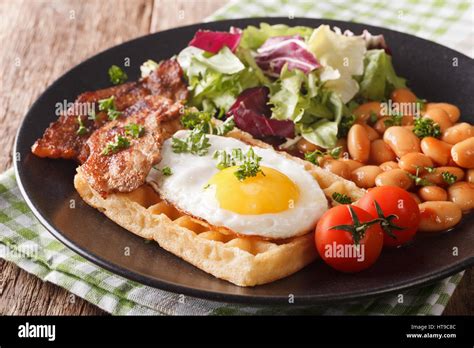 Desayuno Inglés Con Huevos Fritos Waffles Tocino Ensalada Y Frijoles