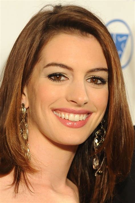 Anne Hathaways Shoulder Length Layered Hairstyle Shoulder Length Hair