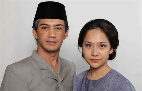 Alur cerita yang menarik pasti membuat anda penasaran dengan film ini dan ingin mengetahui ringkasannya. 3 Pasangan Ikonik Film Romantis Indonesia, Salah Satunya ...