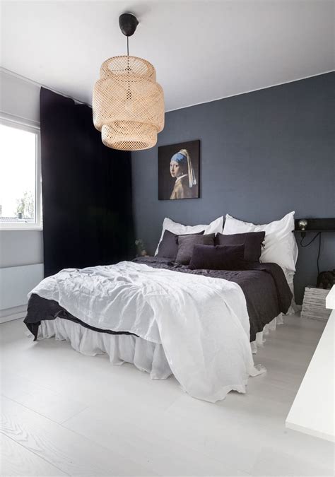 Mørkeblått soverom med bilde av Pike med perleøredobb | Soverom interiør