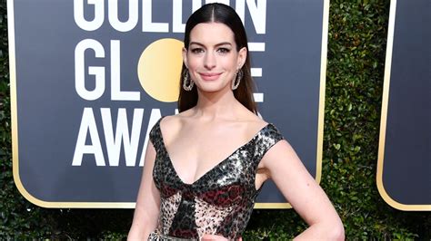 anne hathaway explains why her the hustle character is british