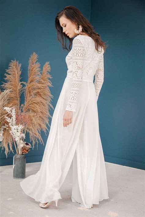 Brautkleid zweiteiler kombiniere dein individuelles brautkleid im mix & match prinzip, zarte spitze trifft feinsten tüll, klare schnitte auf pastellige farben! Pin auf Brautkleider, Hochzeitskleider & Zweiteiler