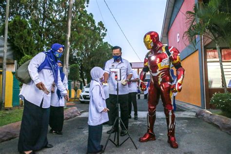Aku dan 3 orang guru lain menjadi pemerhati, mencatatkan apa kelebihan dan kekurangan sesi pengajaran dan pembelajaran (p&p) guru yang terbabit. Murid SK Dato' Wan Kemara teruja disambut Iron Man - Kosmo ...