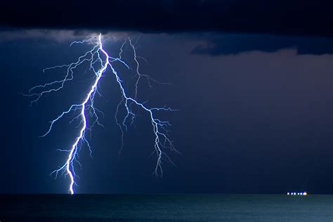 Awesome Lightning Strikes Gallery Ebaums World