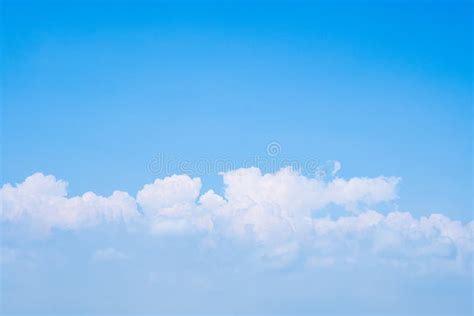 Nube Blanca Y Hermosa Con Fondo Azul Cielo Foto De Archivo Imagen De