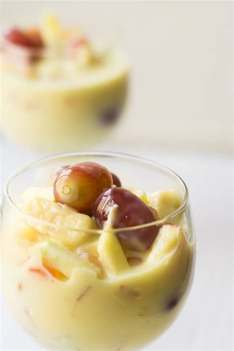 Recept voor tsatsiki saus, de griekse yoghurt dip met knoflook en komkommer. Fruit Custard Recipe, Fruit Salad with Custard Sauce