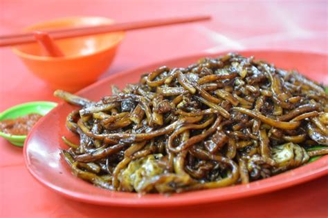 Set at the junction in the centre of petaling street (beside coffee bean & tea leaf), it is a corner lot restaurant that is over 100 years old. Hokkien Mee in Petaling Street - Picture of Kim Lian Kee ...