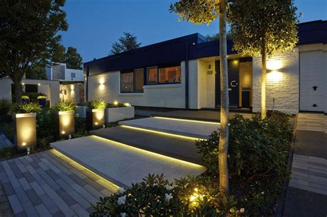 Gartenbeleuchtung kann hervorragend dafür verwendet werden, den garten stimmungsvoll in szene zu setzten. Details | Garten-landschaftsdesign, Moderner hinterhof ...