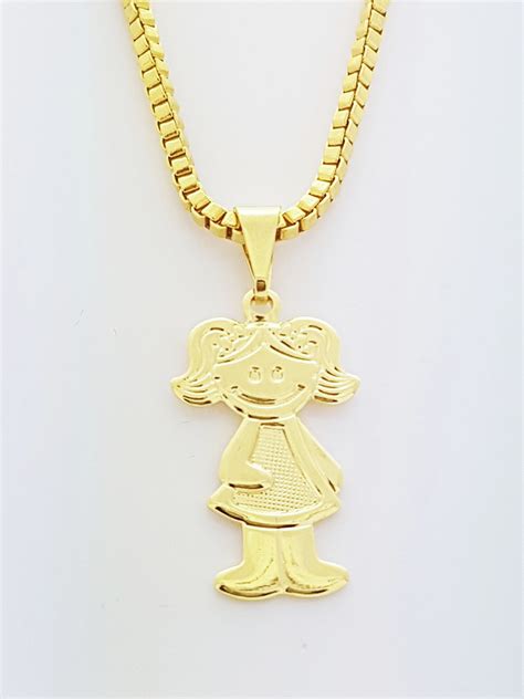 Originalmente a tradição era o pai da criança, ou a avó presentear a mãe, assim que a referência: Pingente Menina Filha + corrente Banhado Ouro 18k. C3p524 ...